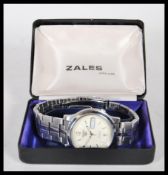 A Seiko 5 Automatic 21 jewels day date gents wristwatch, champagne dial with baton markers set to