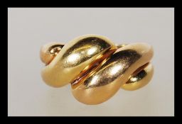 A stamped 18ct gold hallmarked gentleman's twist knot design twist ring. Weight 9.7g.