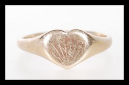A hallmarked 9ct gold signet ring having a heart shaped head. Hallmarked Birmingham, date mark