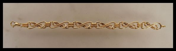 A stamped 375 9ct gold ladies bracelet having spaced twist design links. Weight 6.3g. Measures 7 1/2