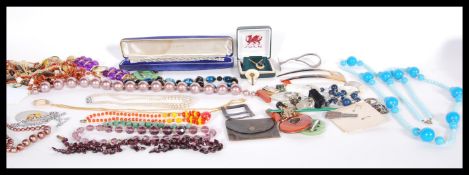 A collection of vintage costume jewellery to include a blue stone pendant necklace, an ivy leaf