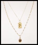 A stamped 375 9ct gold necklace chain having a stamped 750 18ct gold initial pendant in the letter P