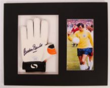 GORDON BANKS - ENGLAND FOOTBALLER - AUTOGRAPHED GLOVE