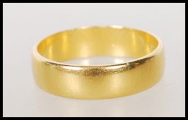 A hallmarked 22ct gold wedding band ring of typical form. Hallmarked Sheffield 1992. Weight 4.1g.