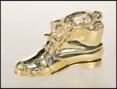 An 18ct gold plated vesta in the form of a shoe with cat atop. The heel of the boot opening on