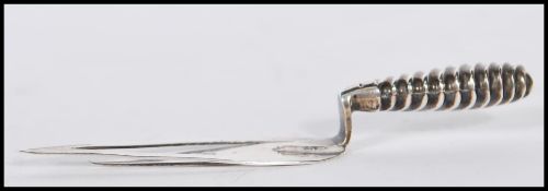 A silver hallmarked novelty bookmark modelled as a trowel, Birmingham assay marks. Measuring 7cm