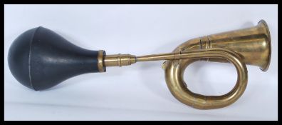 A early 20th Century vintage brass and rubber side mounted car horn in working order. Measures: 38cm
