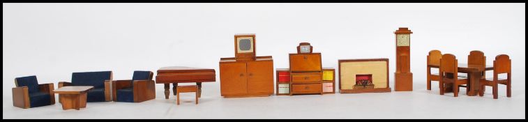 Doll's House Furniture - a small collection of assorted vintage dolls / doll's house furniture. To