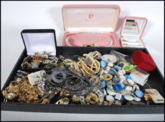 A collection of vintage costume jewellery to include a good selection of brooches including an