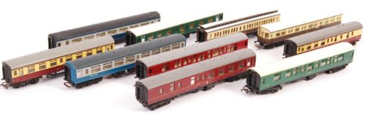 COLLECTION OF HORNBY 00 GAUGE MODEL RAILWAY CARRIAGES
