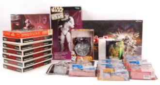 COLLECTION OF ASSORTED STAR WARS MERCHANDISE AND T