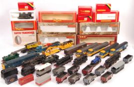 LARGE COLLECTION OF ASSORTED 00 GAUGE MODEL RAILWAY ITEMS