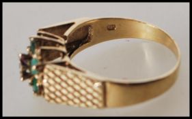 A hallmarked 9ct gold cluster ring having a centra