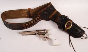 WESTERN / WILD WEST COWBOY REENACTMENT HOLSTER AND REPLICA REVOLVER