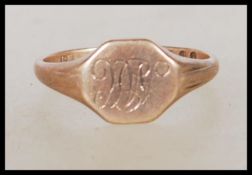 A hallmarked 9ct gold signet ring having an octagonal head engraved with initials 'M H'.