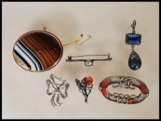 A collection of vintage and antique jewellery to include a Victorian striped agate brooch, an Art