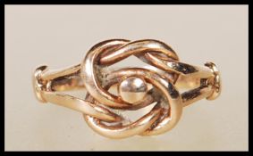 A hallmarked 9ct yellow gold ring having rope twist design with central ball and spilt shoulder