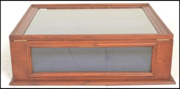 A 20th Century mahogany cased table top shop display jewellery / collectables cabinet case having