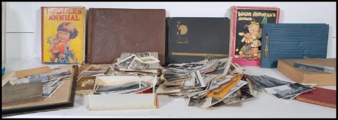 Suitcase with large quantity of old black & white photographs loose and in albums (Many very