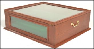A 20th Century mahogany cased table top shop display jewellery / collectables cabinet case having