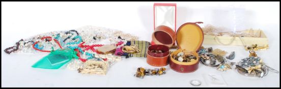 A collection of vintage 20th Century costume jewellery to include a Victorian jet brooch, a tigers