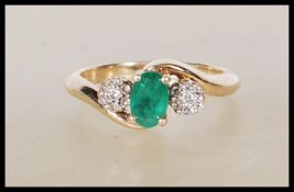 A hallmarked 9ct yellow gold ring having a prong s