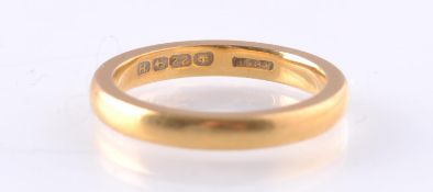 A HALLMARKED 22CT GOLD BAND RING