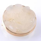 A 14CT GOLD CHINESE JADE BROOCH