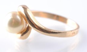 A 14CT GOLD AND PEARL CROSS OVER RING