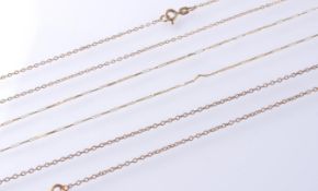 A COLLECTION OF THREE 9CT GOLD FINE CHAIN RINGS. TOTAL 3.6G