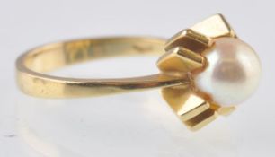 15CT GOLD AND SIMULATED PEARL RING STAMPED 585
