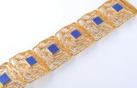 A MID CENTURY 14CT GOLD AND LAPIS LAZULI BRACELET