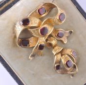 A CASED 19TH CENTURY GOLD & GARNET BROOCH