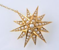 A 20TH CENTURY 18CT GOLD AND HALF PEARL PENDANT BROOCH PIN