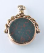 A VICTORIAN GOLD CARNELIAN & BLOODSTONE SWIVEL FOB
