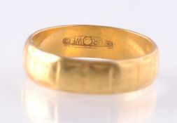 A HALLMARKED 22CT GOLD BAND RING
