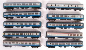 COLLECTION OF 00 GAUGE MODEL RAILWAY TRAINSET COAC