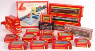 ASSORTED BOXED 00 GAUGE MODEL RAILWAY ROLLING STOC
