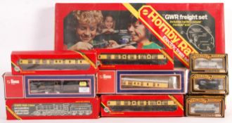 GOOD COLLECTION OF ASSORTED 00 GAUGE MODEL RAILWAY ITEMS