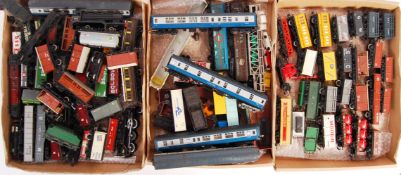 LARGE COLLECTION ASSORTED 00 GAUGE ROLLING STOCK