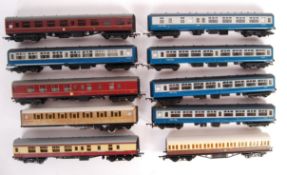 ASSORTED 00 GAUGE MODEL RAILWAY TRAINSET COACHES