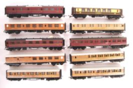 COLLECTION OF 00 GAUGE MODEL RAILWAY TRAINSET COAC