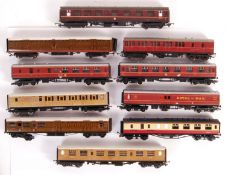 ASSORTED 00 GAUGE MODEL RAILWAY TRAINSET COACHES /