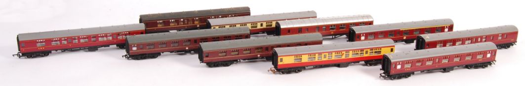 ASSORTED 00 GAUGE MODEL RAILWAY TRAINSET COACHES