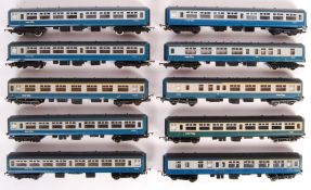 ASSORTED 00 GAUGE MODEL RAILWAY COACHES / CARRIAGE