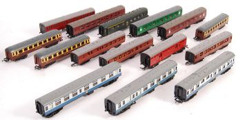 ASSORTED H0 & 00 GAUGE MODEL RAILWAY TRAINSET COACHES