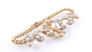 A 15CT GOLD PEARL & DIAMOND BRACELET