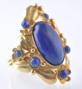 A HALLMARKED 1970'S 18CT GOLD AND LAPIS LAZULI RIN