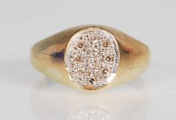 An English hallmarked 9ct gold ring having an oval