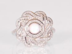 A ladies Art Deco style dress ring having a pierce